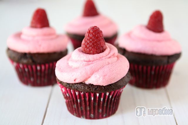 dark-chocolate-cupcakes-with-raspberry-buttercream2